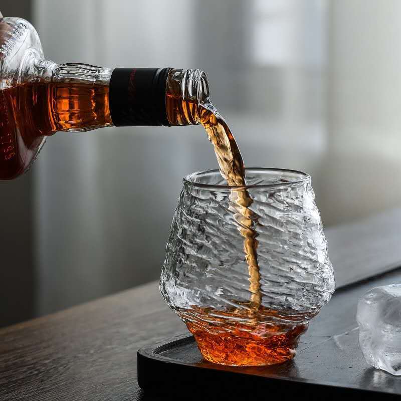 The Craftsmanship of Japanese Crystal Whisky Glasses: A Legacy of Refinement